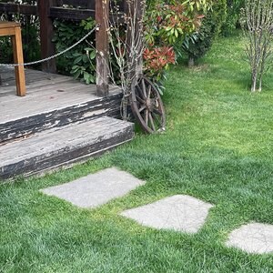 Sokszögletes pala Homa Lespezi - Természetes kő burkolókhoz, kerti lépcsőkhöz, utakhoz (1 nm = 3-5 darab, 10 nm/raklap)