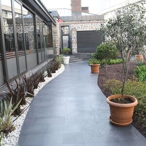 Black Beauty csiszolt bazalt, 60 x 30 x 2 cm