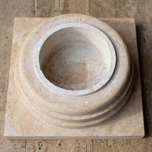Romano Classic Riven travertin oszlopalapzat, 60 x 60 x 20 cm
