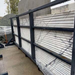 Calacatta lila csiszolt bordázott márványlap 2 cm