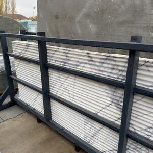 Calacatta lila csiszolt bordázott márványlap 2 cm