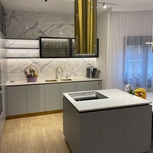Calacatta lila csiszolt bordázott márványlap 2 cm