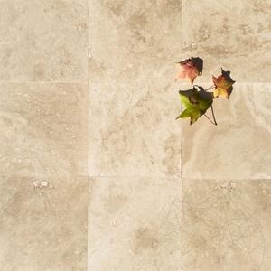 Klasszikus polírozott PREMIUM Travertin Vakolt 30,5 x 30,5 x 1,2 cm 
