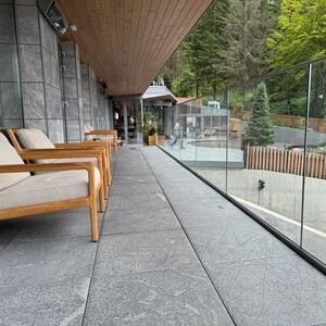 Szintezett kő L'ALTRA PIETRA Colosseo Grigioni, 60 X 60 X 2 cm, R11 - Csúszásmentes kültéri használatra