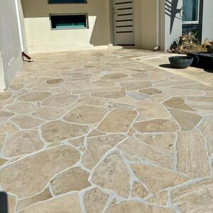 Crazy Paving Classic bukfencezett travertin (9-10 db/m²)