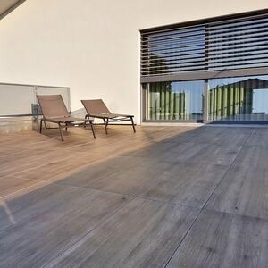 Szintezett kő L'ALTRA PIETRA Harena Holz Marrone, 40 X 120 X 2 cm, R11 - Csúszásmentes kültéri használatra