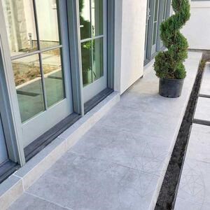 Szintezett kő L'ALTRA PIETRA Duomo Bluestone Grey, 60 X 90 X 2 cm, R11 - Csúszásmentes kültéri használatra