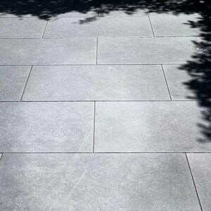 Szintezett kő L'ALTRA PIETRA Duomo Bluestone Noir, 60 X 90 X 2 cm, R11 - Csúszásmentes kültéri használatra