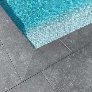 Szintezett kő L'ALTRA PIETRA Duomo Bluestone Noir, 60 X 90 X 2 cm, R11 - Csúszásmentes kültéri használatra