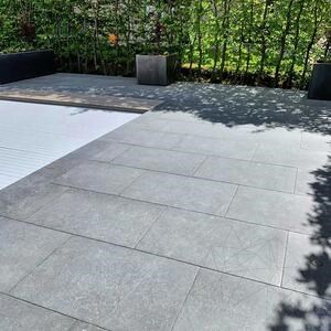 Szintezett kő L'ALTRA PIETRA Duomo Bluestone Noir, 60 X 90 X 2 cm, R11 - Csúszásmentes kültéri használatra