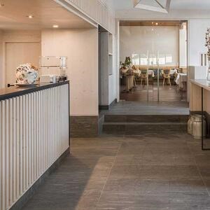 Szintezett kő L'ALTRA PIETRA Harena Calanca Dark, 40 X 120 X 2 cm, R11 - Csúszásmentes kültéri használatra