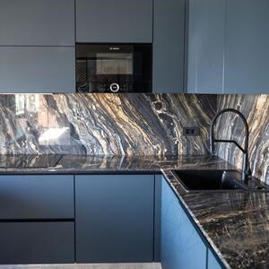 Nero Picasso Csiszolt márványlap, 2 cm