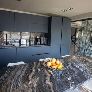 Nero Picasso Csiszolt márványlap, 2 cm