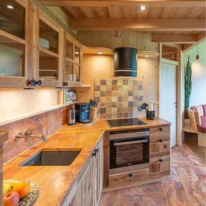 Barack keresztmetszetű csiszolt travertin méretre vágott tábla, 2 cm