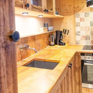 Barack keresztmetszetű csiszolt travertin méretre vágott tábla, 2 cm