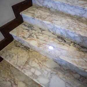 Különleges darabok Arabescato Oro csiszolt márvány, 2 cm - Különleges projektek