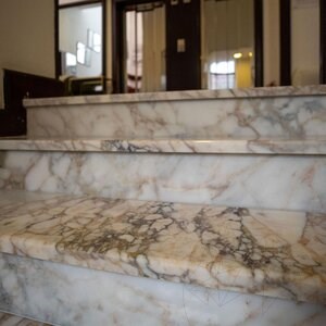 Különleges darabok Arabescato Oro csiszolt márvány, 2 cm - Különleges projektek