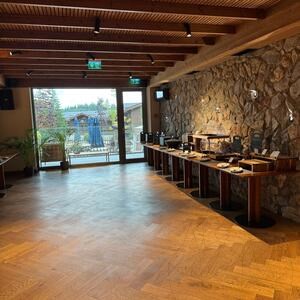 Rock Face Akron Poligonal márvány