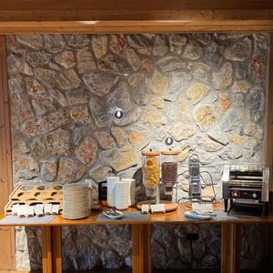 Rock Face Akron Poligonal márvány