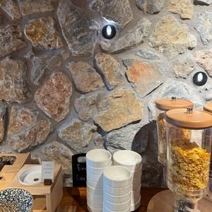 Rock Face Akron Poligonal márvány