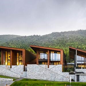 Rock Face Dias poligonális márvány (sarokdarab)