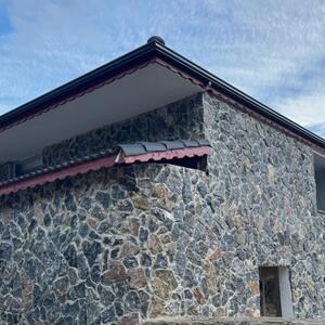 Kültéri poligonális márvány Rock Face Lava Black homlokzatburkolat