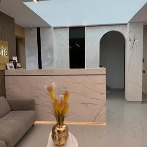 Vörös erezetű csiszolt márványlap, 2 cm