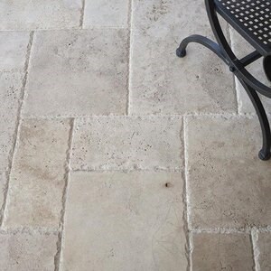 Classic Cross Cut Brushed & Chiseled Edge Travertin francia mintás készlet, 3 cm