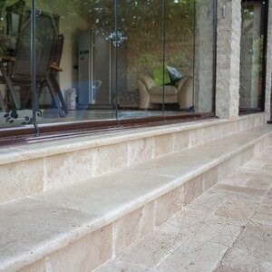 Classic Cross Cut Brushed + Bullnose 1L Travertin, 61 x 30.5 x 3 cm, Lépcső és medencetakaró