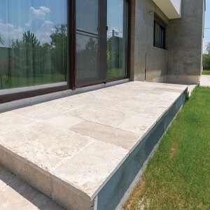 Classic Cross Cut csiszolt és vésett élű travertin, 61 x 40.6 x 3 cm