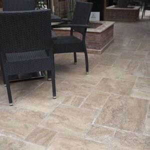 Latte Brushed & Chiseled Edge PREMIUM travertin francia mintás készlet, 3 cm