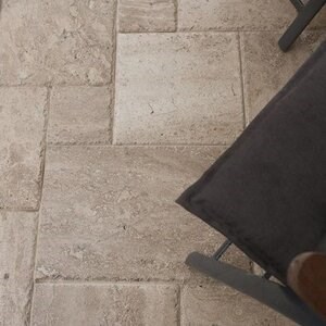 Latte Brushed & Chiseled Edge PREMIUM travertin francia mintás készlet, 3 cm