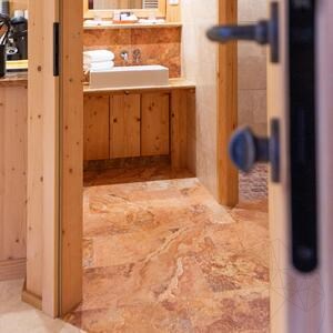 Barackszínű, keresztbe vágott, szálcsiszolt travertin, 61 x 30.5 x 1.2 cm