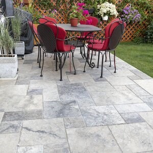 Ezüst keresztmetszetű csiszolt és vésett szélű travertin francia mintás készlet, 3 cm