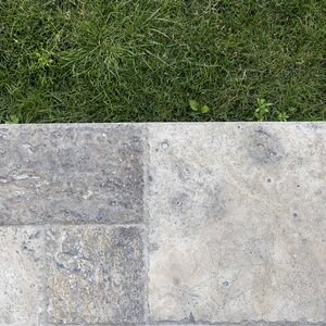 Ezüst keresztmetszetű csiszolt és vésett szélű travertin francia mintás készlet, 3 cm