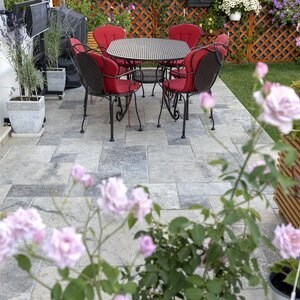 Ezüst keresztmetszetű csiszolt és vésett szélű travertin francia mintás készlet, 3 cm