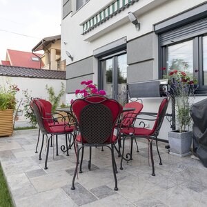 Ezüst keresztmetszetű csiszolt és vésett szélű travertin francia mintás készlet, 3 cm