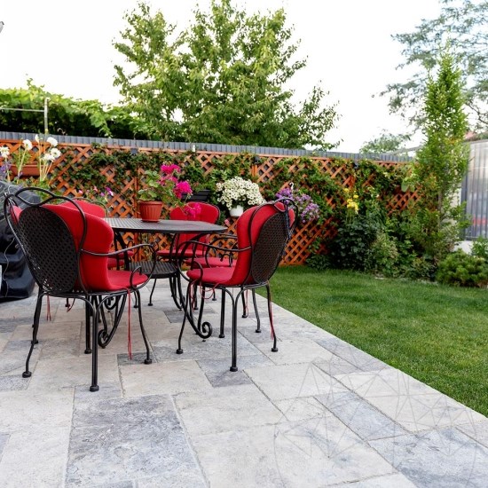 Ezüst keresztmetszetű csiszolt és vésett szélű travertin francia mintás készlet, 3 cm