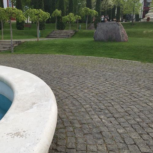 Antracit hasított felületű gránit térkő, 10 x 10 x 10 cm, 1 tonna = 5 m2