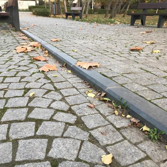 Antracit gránit szegélykő, ferdítés 1L - 2 cm, 20 x 25 x 50 cm