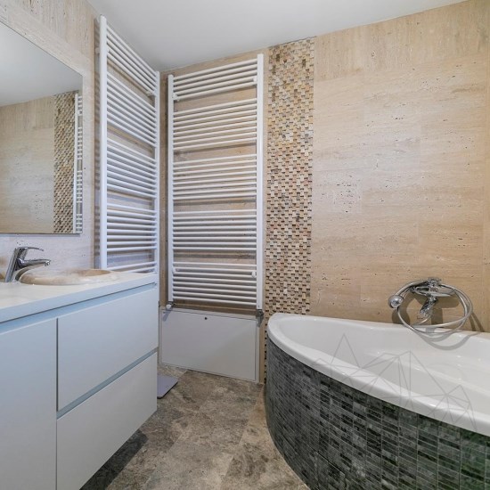 Classic Wave Cut csiszolt travertin, 61 x 30.5 x 1.2 cm