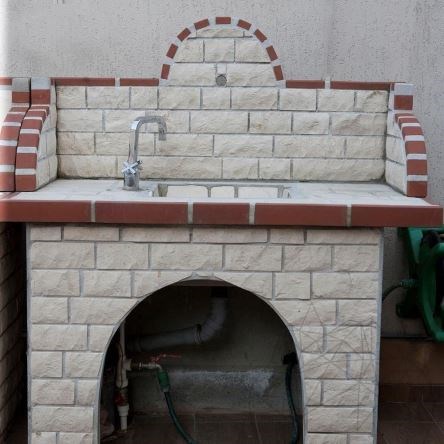 Grill asztal + kagyló - Szabálytalan kővel kirakva