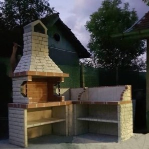 Nagy mediterrán kerti grill polccal (faszén/fa, 153x75x210 cm, 950 kg, természetes kő Vratza, tégla)