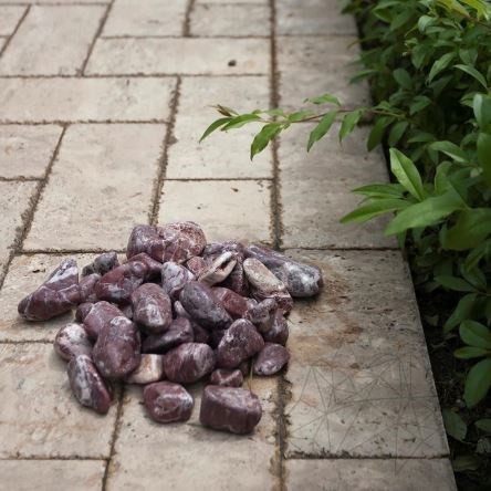 Vörös Atlasz márvány kavics, 2-4 cm, Zsák 20 kg