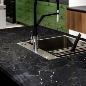 Csiszolt márvány Nero Marquina munkalap, 160 x 100 x 3 cm - Különleges projekt