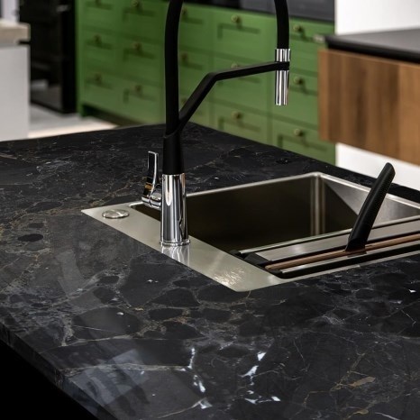 Csiszolt márvány Nero Marquina munkalap, 160 x 100 x 3 cm - Különleges projekt