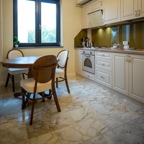 Arabescato Oro polírozott márvány, 61 x 30.5 x 1 cm, átlátszó