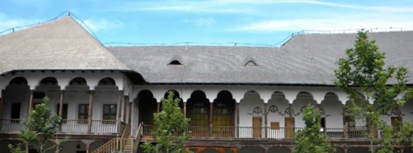 Manuc's Inn helyreállítása: fa és természetes kő