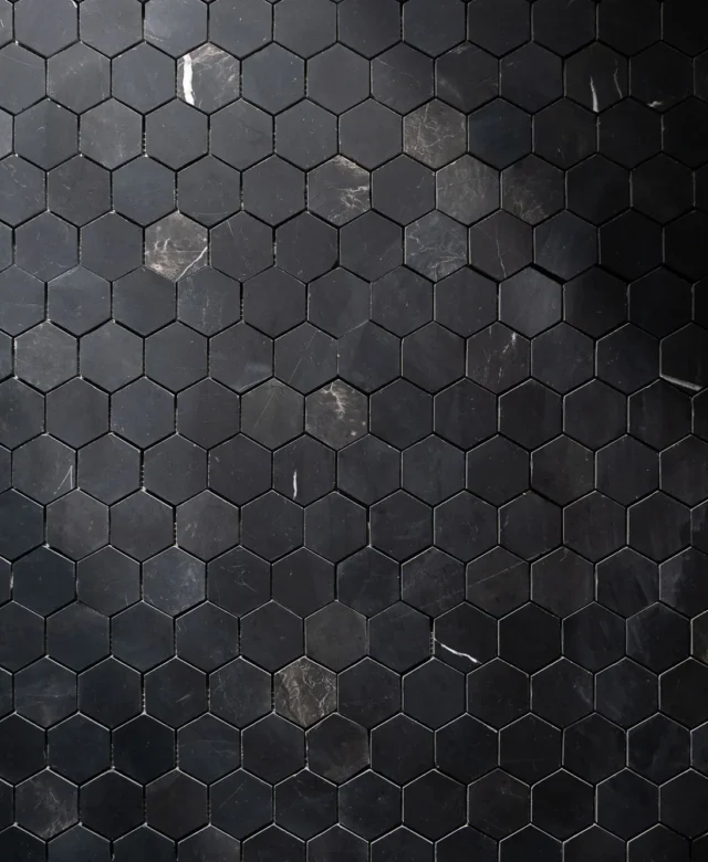 Nero Marquina hatszögletű csiszolt márvány mozaik